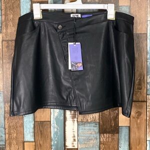 Elegant Black Leather Mini Skirt